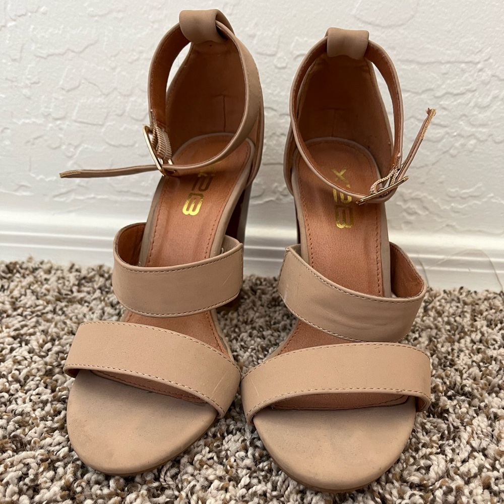 Tan/Nude casual heel. Size 6.5